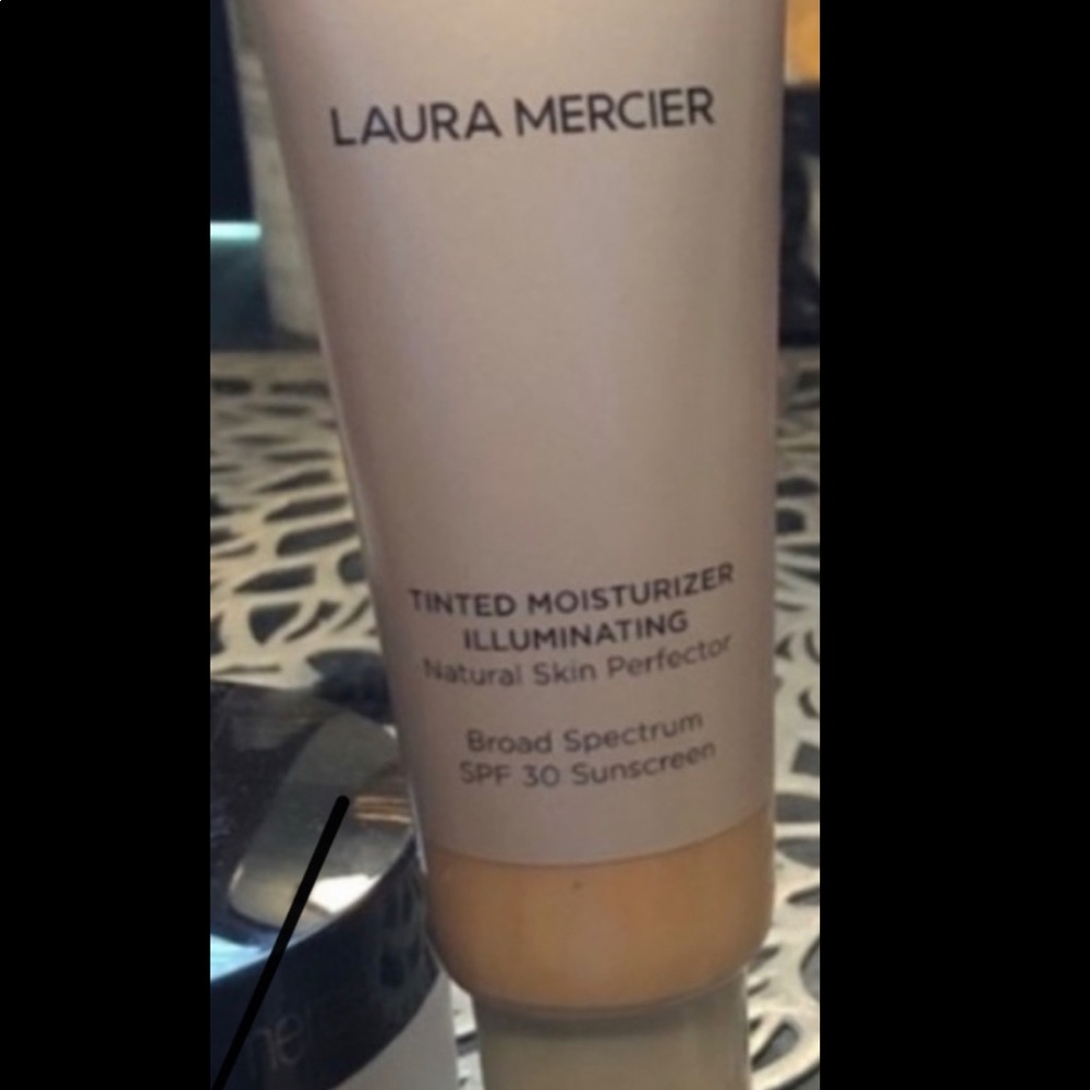 Tinted moisturizer illuminating natural skin